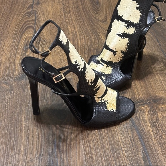 Tamara Mellon
Water Snake Cutout Accent Gladiator Sandals size 8 - Picture 12 of 15